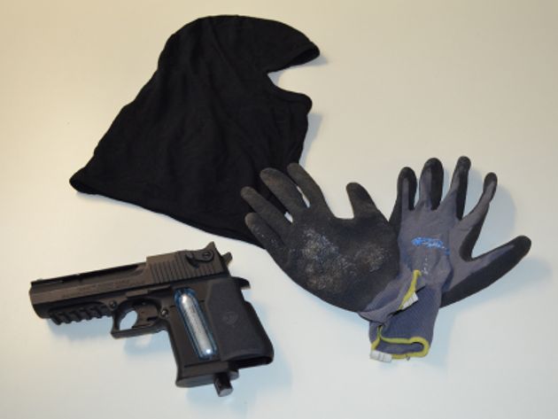 POL-CUX: Festnahmen nach mehreren Raubüberfällen in Bremerhaven und Loxstedt - Polizei beschlagnahmt mutmaßliche Tatwaffe - Staatsanwaltschaft beantragt Haftbefehle (Bildmaterial vorhanden)