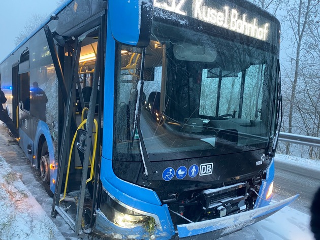 POL-PIKUS: Schulbus verunglückt im Schnee