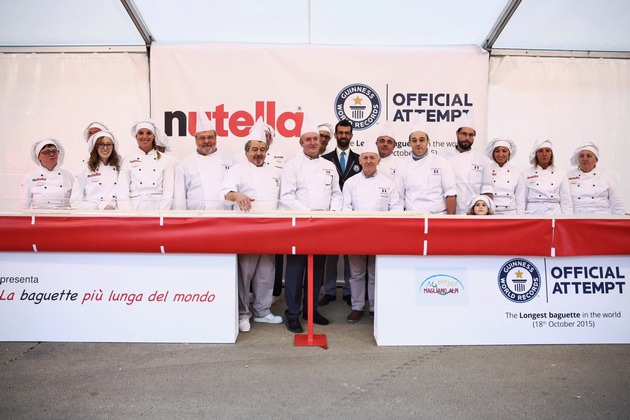 Längstes Baguette (122,4 Meter) - nutella Frankreich und Italien brechen den Guinness Weltrekord
