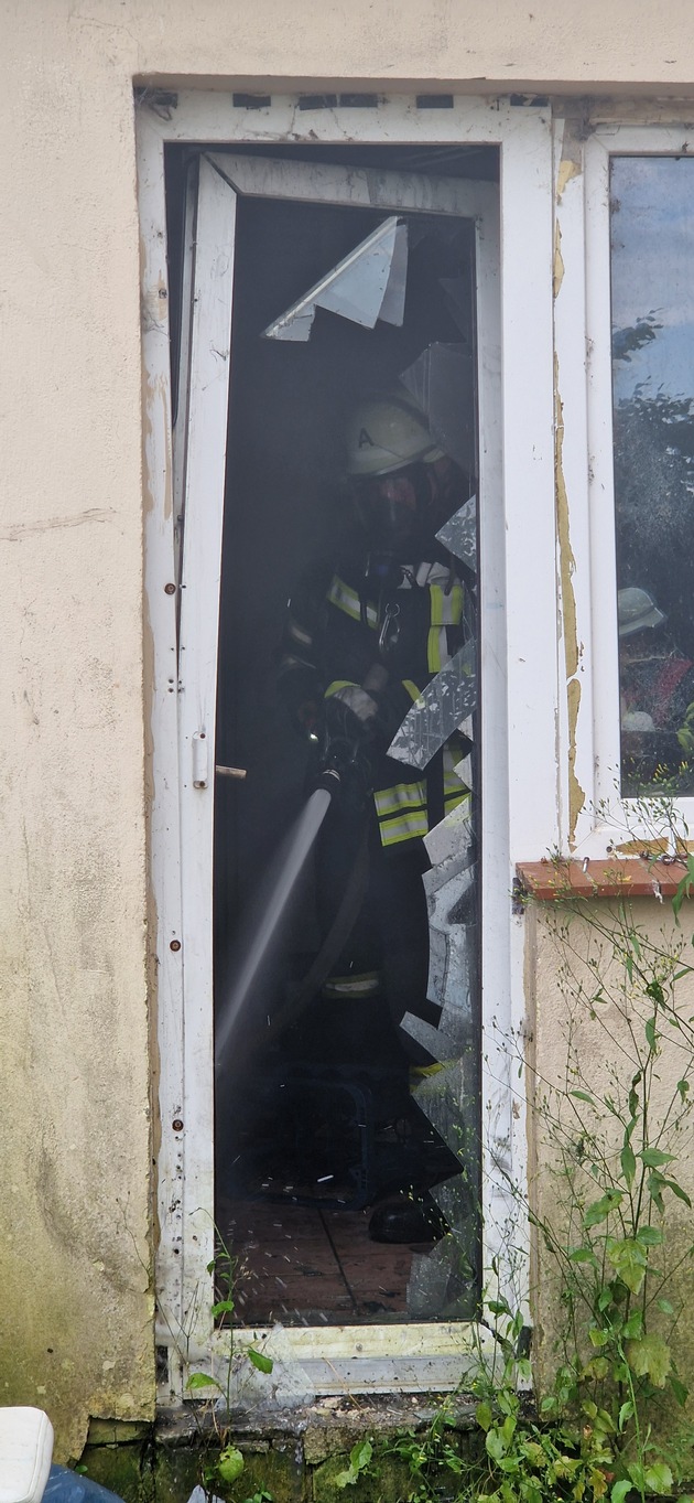 FFW Schiffdorf: Brandstiftung in Einfamilienhaus - geringer Brandschaden dank schnellem Einsatz