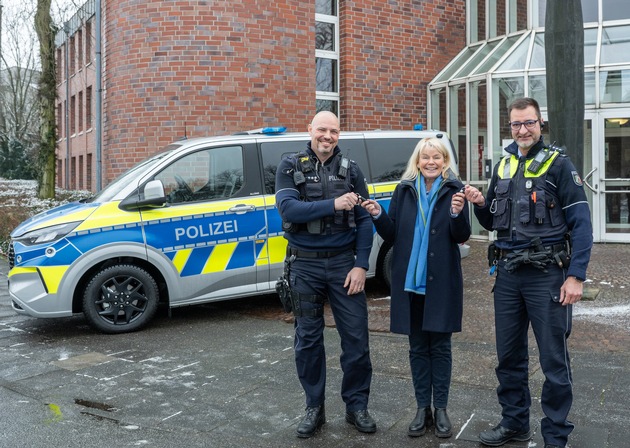 POL-RE: Bottrop/Marl/Kreis Recklinghausen: Neue Streifenwagen ausgeliefert - Polizeipr&auml;sidentin &uuml;bergibt den ersten Schl&uuml;ssel