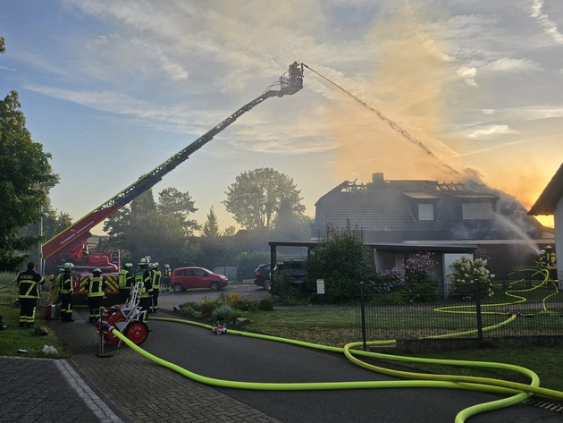 FW Königswinter: Dachstuhlbrand in Rauschendorf fordert Einsatzkräfte