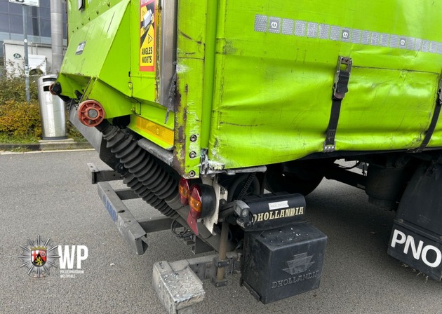 POL-PDKL: Sattelzug rammt Linienbus