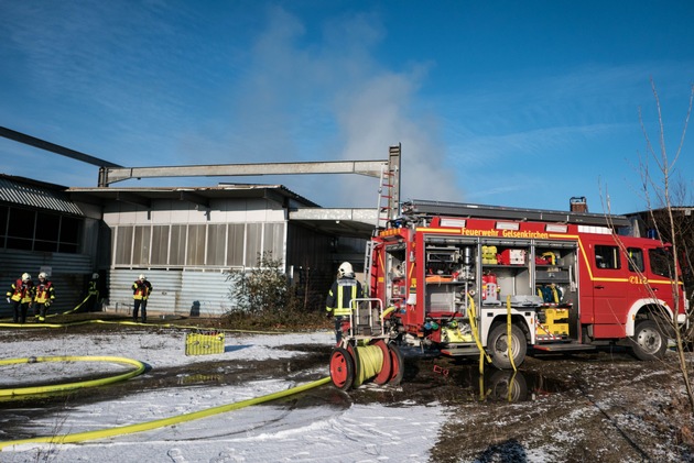 FW-GE: Brand in einer leerstehenden Lagerhalle in Gelsenkirchen