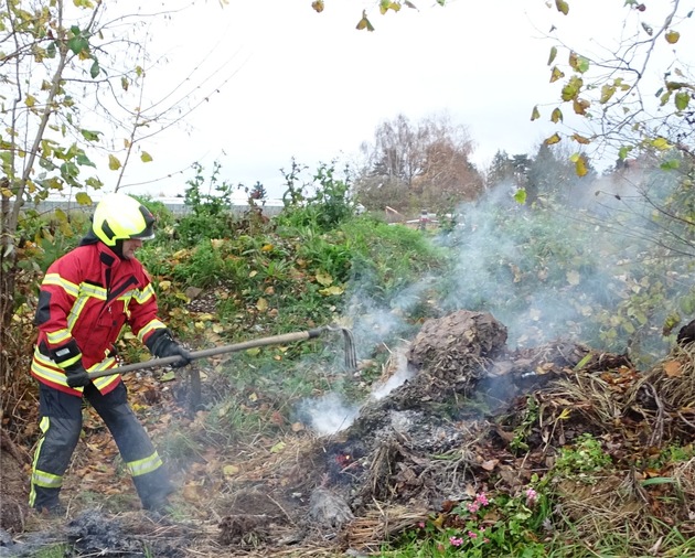 FW Reichenau: Brennender Strohhaufen gelöscht, 17.11.2025, Reichenau-Mittelzell