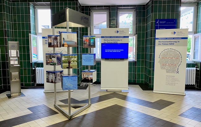 POL-HAM: Fotoanlagen zur Eröffnung der Wanderausstellung des Zentrums für ethische Bildung und Seelsorge im Foyer der Polizei Hamm