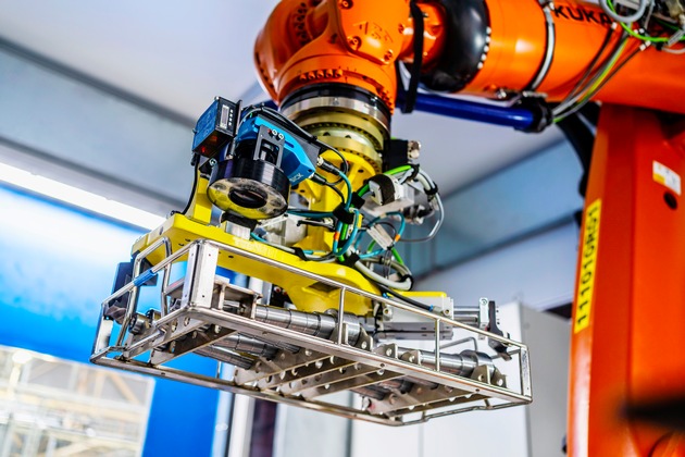 ŠKODA AUTO setzt im Werk Vrchlabí Smart-Handling-Roboter ein