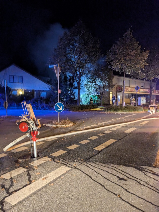 FW-KLE: Nächtlicher Brand zwischen zwei Gebäuden