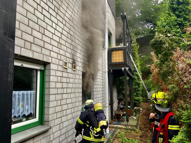 FW-EN: Ausgedehnter Wohnungsbrand in einem Mehrfamilienhaus - Feuerwehr rettet fünf Personen und verhindert Brandausbreitung