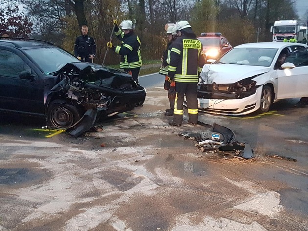 FW-Schermbeck: Auslaufende Betriebsmittel nach Verkehrsunfall