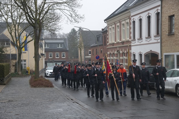 FW Rheurdt: Die Schlüssel zum neuen Feuerwehrgerätehaus sind nun offiziell übergeben