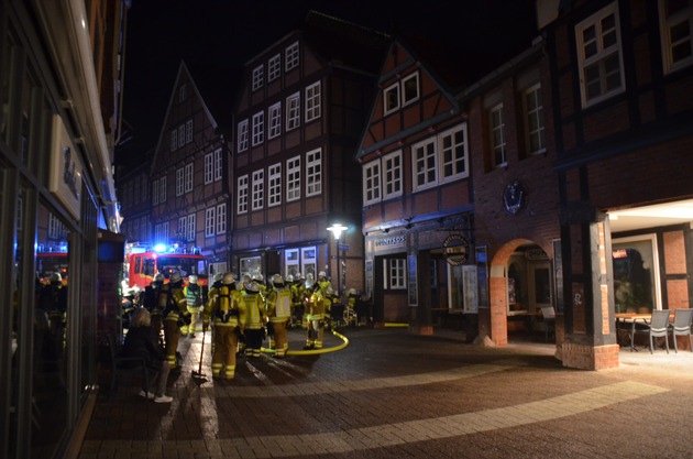 POL-STD: Großalarm für Dachstuhlbrand in der historischen Stader Innenstadt - Update - Schadenhöhe auf 500.000 Euro gestiegen