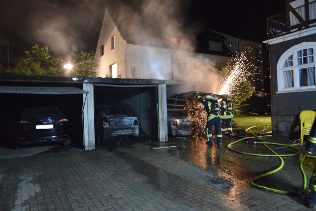 FW-OE: Brand einer Doppelgarage - Feuerwehr verhindert Ausbreitung auf Wohnhäuser