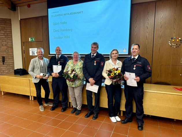 FW Hünxe: 200 Jahre Ehrenamt - Ehrungen für Mitglieder der Freiwilligen Feuerwehr