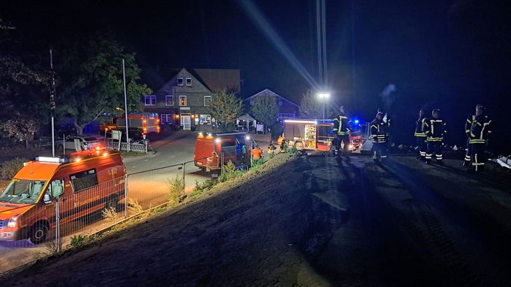 FW Lüchow-Dannenberg: +++ nächtliche Rettung auf der Elbe +++ &quot;Ulmer Schachtel&quot; läuft bei geringem Wasserstand auf Grund +++ Feuerwehr evakuiert über 30 Personen +++