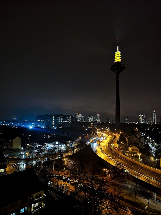 Ein Licht gegen das Vergessen: Europaturm leuchtet zum 80. Befreiungstag von Auschwitz