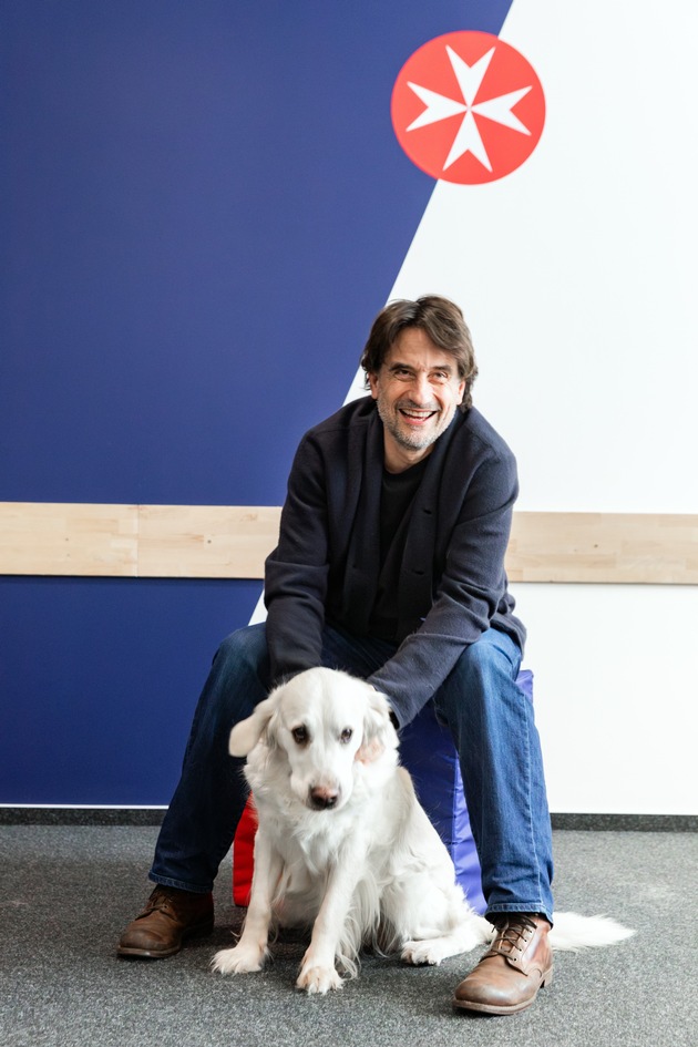 Prominente Unterstützung für Johanniter-Lesehunde / Schauspieler Oliver Mommsen übernimmt Lesehundepatenschaft