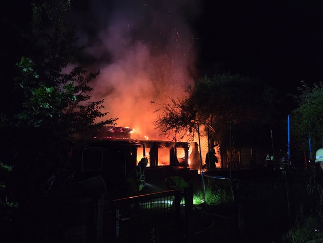 FW Datteln: Feuer in Kleingartenanlage