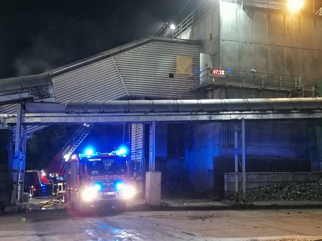 FW Horn-Bad Meinberg: Brand in einem Industriebetrieb beschäftigt 70 Einsatzkräfte fast 10 Stunden