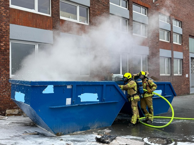 FW Ratingen: Ratingen - gemeldeter Containerbrand an Gebäude