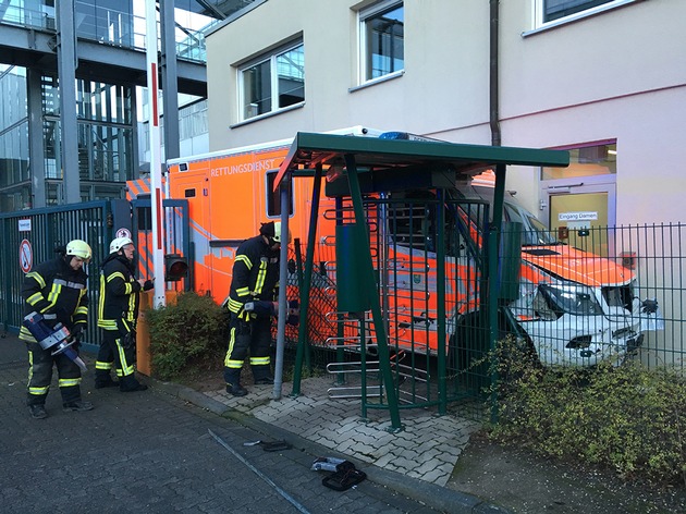 FW-GL: Rettungswagen der Feuerwehr Bergisch Gladbach im Einsatz entwendet