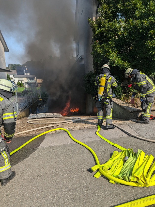 FW-AR: Auto brennt in Garage komplett aus