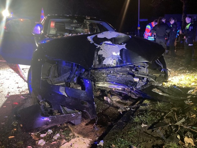POL-STD: Verkehrsunfall mit sechs zum Teil schwer verletzten Autoinsassen in Stade - Rettungskräfte angegriffen