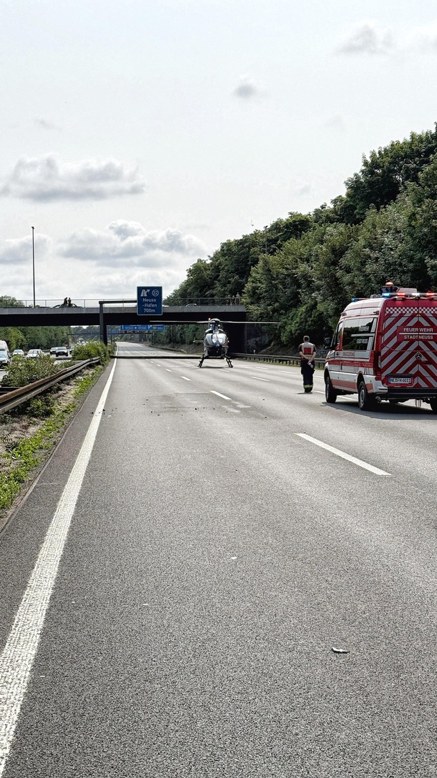 FW-NE: Verkehrsunfall auf der A57 | Eine Person aus PKW befreit