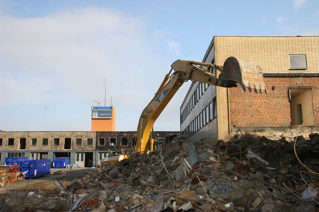 FW-E: Hurra, der Bagger ist da! Abbrucharbeiten auf dem Sessenberg schreiten zügig voran, das Gelände wird für den Neubau des Lage- und Logistikzentrums der Feuerwehr vorbereitet.