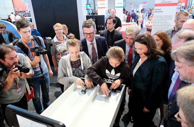 Autostadt GmbH: Bundesministerin Andrea Nahles besucht Stand der Autostadt auf der IdeenExpo 2017