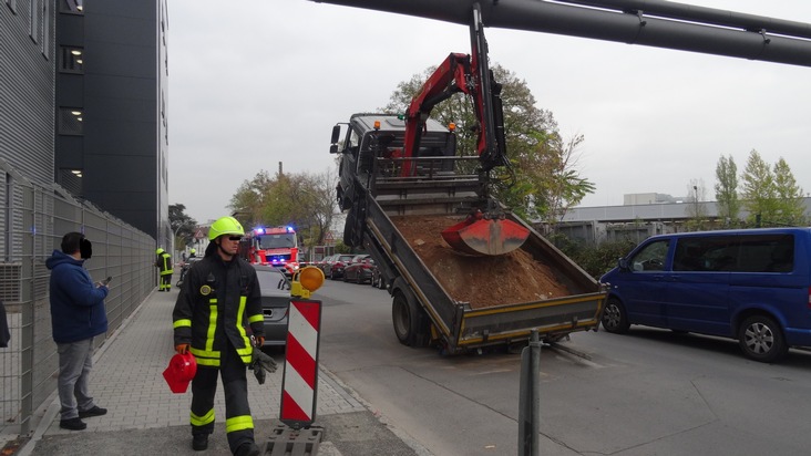 FW-F: LKW stößt mit Kranausleger an Fernwärme-Rohrbrücke