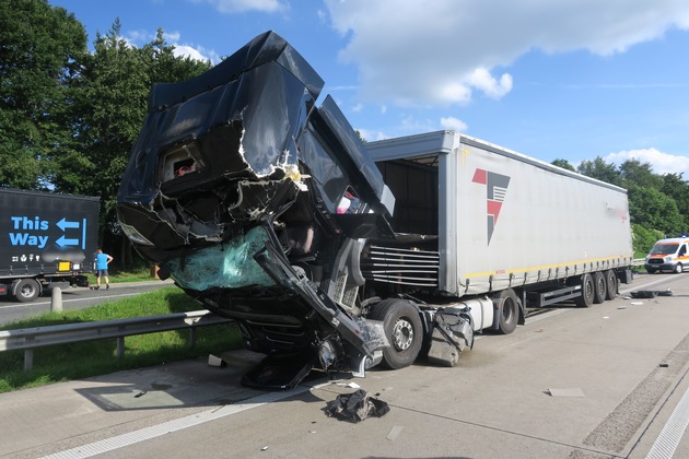 POL-DEL: Autobahnpolizei Ahlhorn: Weiterer Auffahrunfall auf der Autobahn 1 im Bereich der Gemeinde Emstek +++ Fünf Personen verletzt +++ Vollsperrung ab Anschlussstelle Cloppenburg