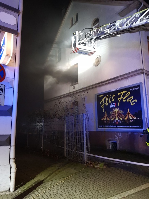 FW-RE: Wohnungsbrand mit vier Verletzten