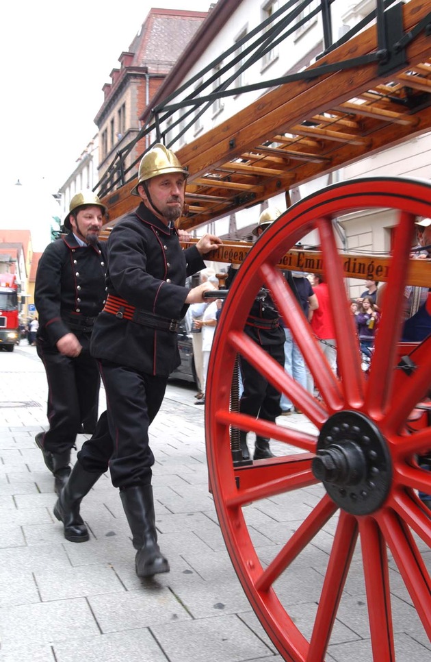 &#039;Steig Auf&#039; - Die Geschichte der Feuerwehrleiter Historischer Corso durch die Ulmer Innenstadt - 06.07.2003 ---Sperrfrist 15 Uhr---