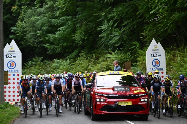 Finale der Tour de France Femmes avec Zwift: Neue Trophäe von Škoda Design erinnert an das 130 jährige Firmenjubiläum