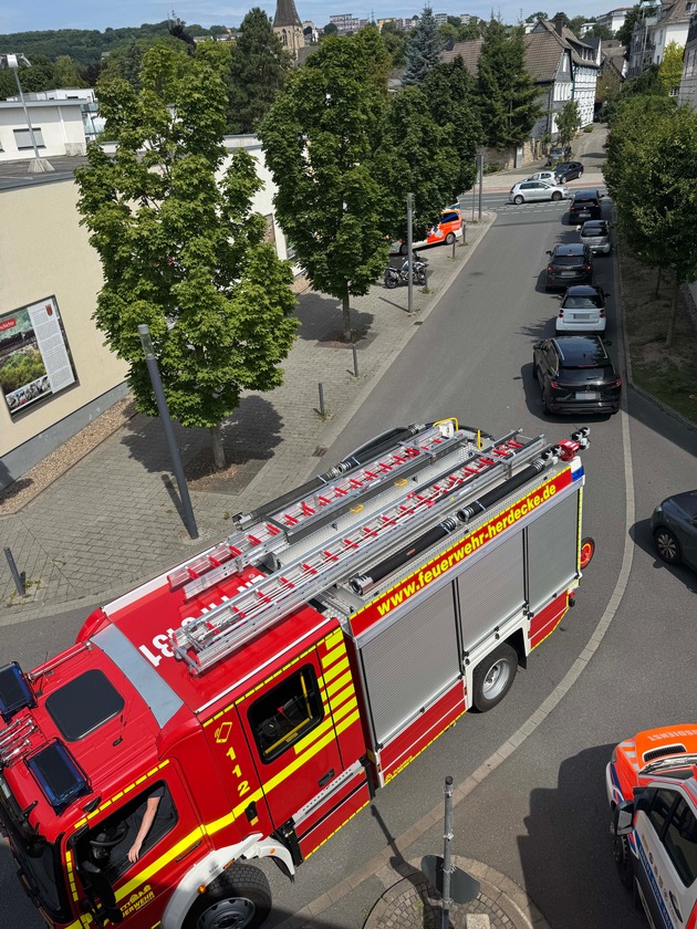 FW-EN: Schwieriger Feuerwehreinsatz nach PKW-Unfall am Mühlencenter - Zwei Leichtverletzte, vier beschädigte Fahrzeuge