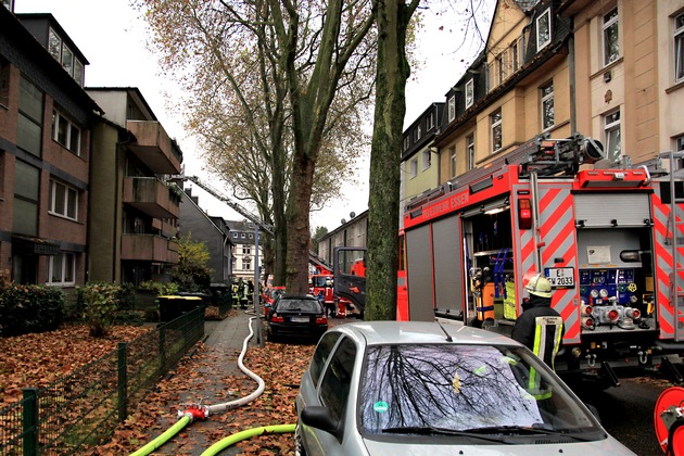 FW-E: Zimmerbrand in Mehrfamilienhaus, Brandwohnung unbewohnbar, niemand verletzt