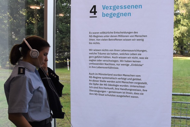 POL-MS: Wanderausstellung &quot;Vergessenen begegnen&quot; macht Halt beim Polizeipräsidium Münster - Aktiver Umgang mit Opfergruppen des Nationalsozialismus sensibilisiert für demokratische Resilienz