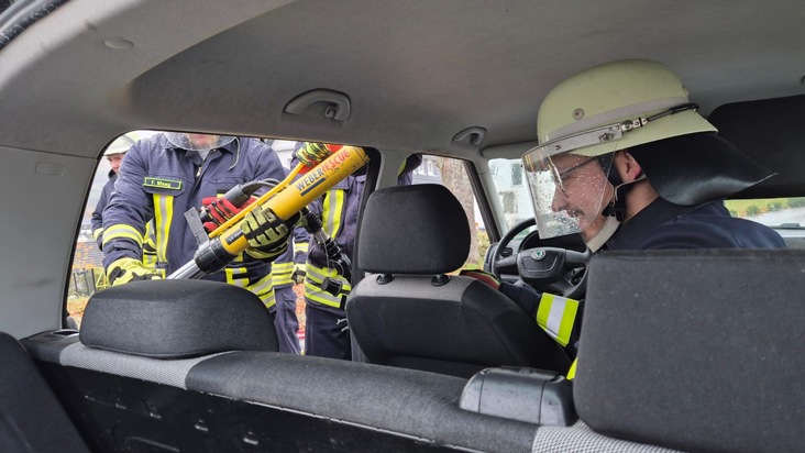 FW-OE: Trotz Regen und Wind: Feuerwehrlehrgang Modul 4 erfolgreich abgeschlossen