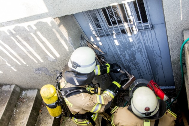 FW Menden: Kellerbrand mit Menschenrettung