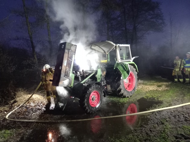 FW-OLL: Traktor f&auml;ngt Feuer