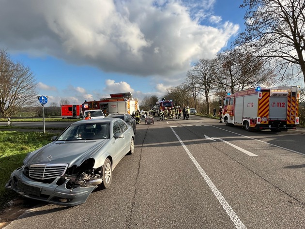 Feuerwehr Kalkar: Verkehrsunfall mit drei beteiligten Fahrzeugen