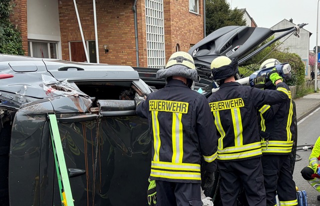 FW Düren: Verkehrsunfall in Düren-Birkesdorf - Pkw-Fahrerin nach Alleinunfall befreit