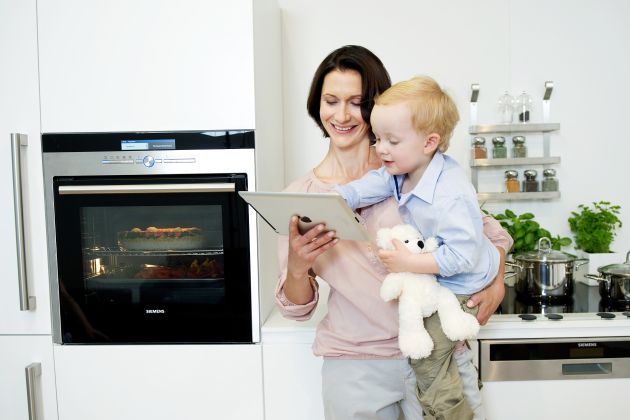Vernetzte Hausgeräte / Die BSH Bosch und Siemens Hausgeräte GmbH zeigt mit neuen Bildmotiven wie &quot;Smart Home&quot; schon heute im Haushalt aussieht (BILD)