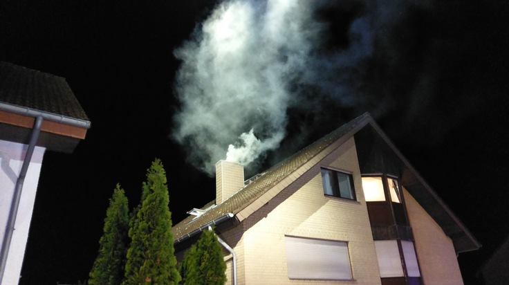 FW Lage: Feuer 3 / gemeldeter Wohnungs-/Dachstuhlbrand in einem Dreifamilienhaus - 26.03.2019 - 22:48 Uhr