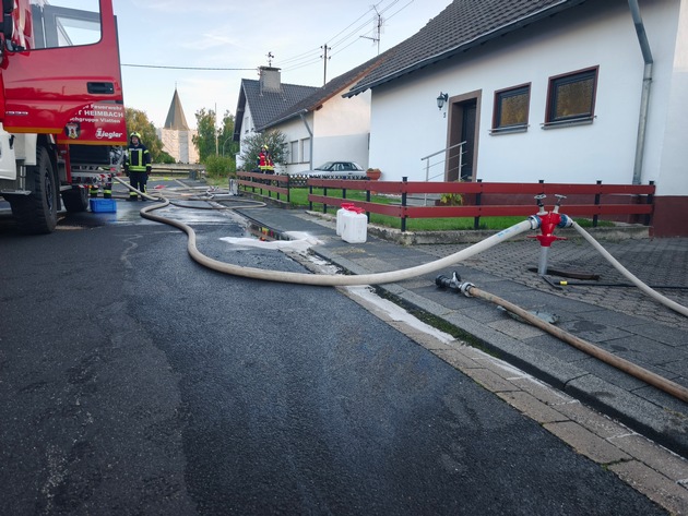 FW Heimbach: Garagenvollbrand im Stadtteil Vlatten - Gasflaschen geborgen