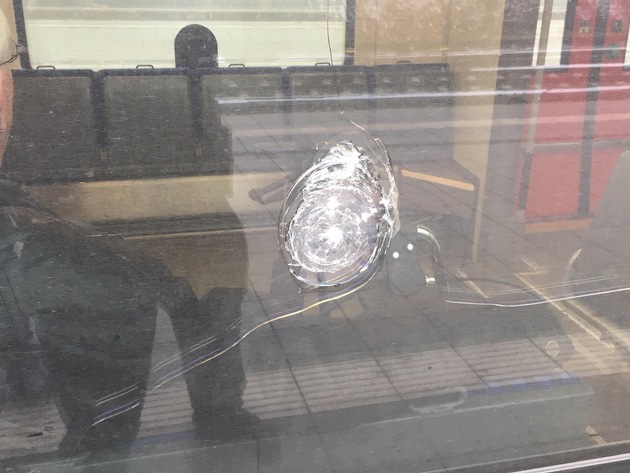BPOL-KS: Wütender Schwarzfahrer wirft Schotterstein auf Zugfenster