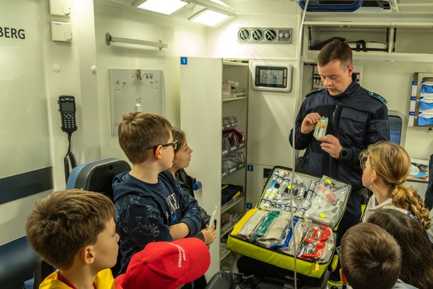 FW-AR: RETTUNGSWAGEN BESUCHT DIE KINDERFEUERWEHR BRUCHHAUSEN/NIEDEREIMER