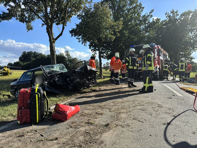 FW Lüchow-Dannenberg: +++ Verkehrsunfall in Lüchow-Dannenberg: Pkw gegen Baum - Person eingeklemmt +++