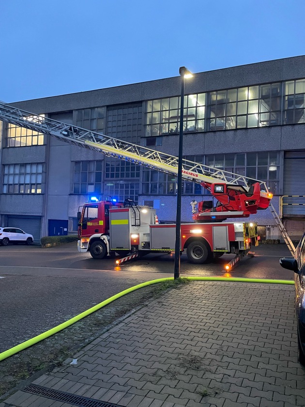 FW-Heiligenhaus: Einsatzstelle mit Bedrohungslage - Feuerwehr löscht Zimmerbrand